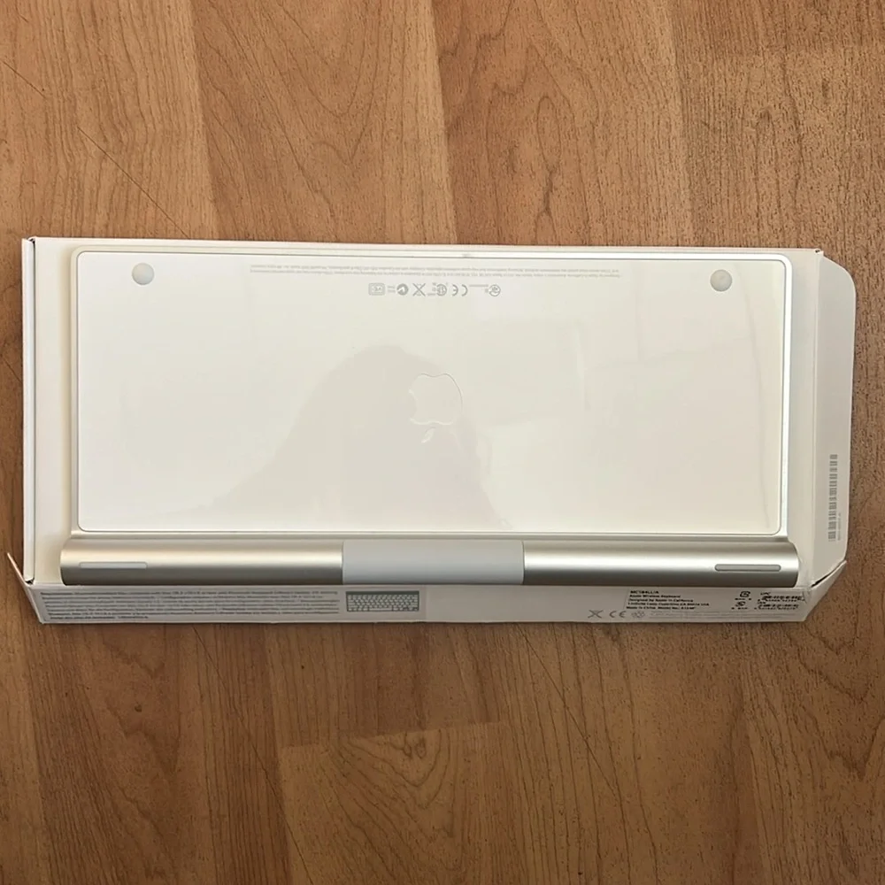 Battery-powered bluetooth wireless keyboard